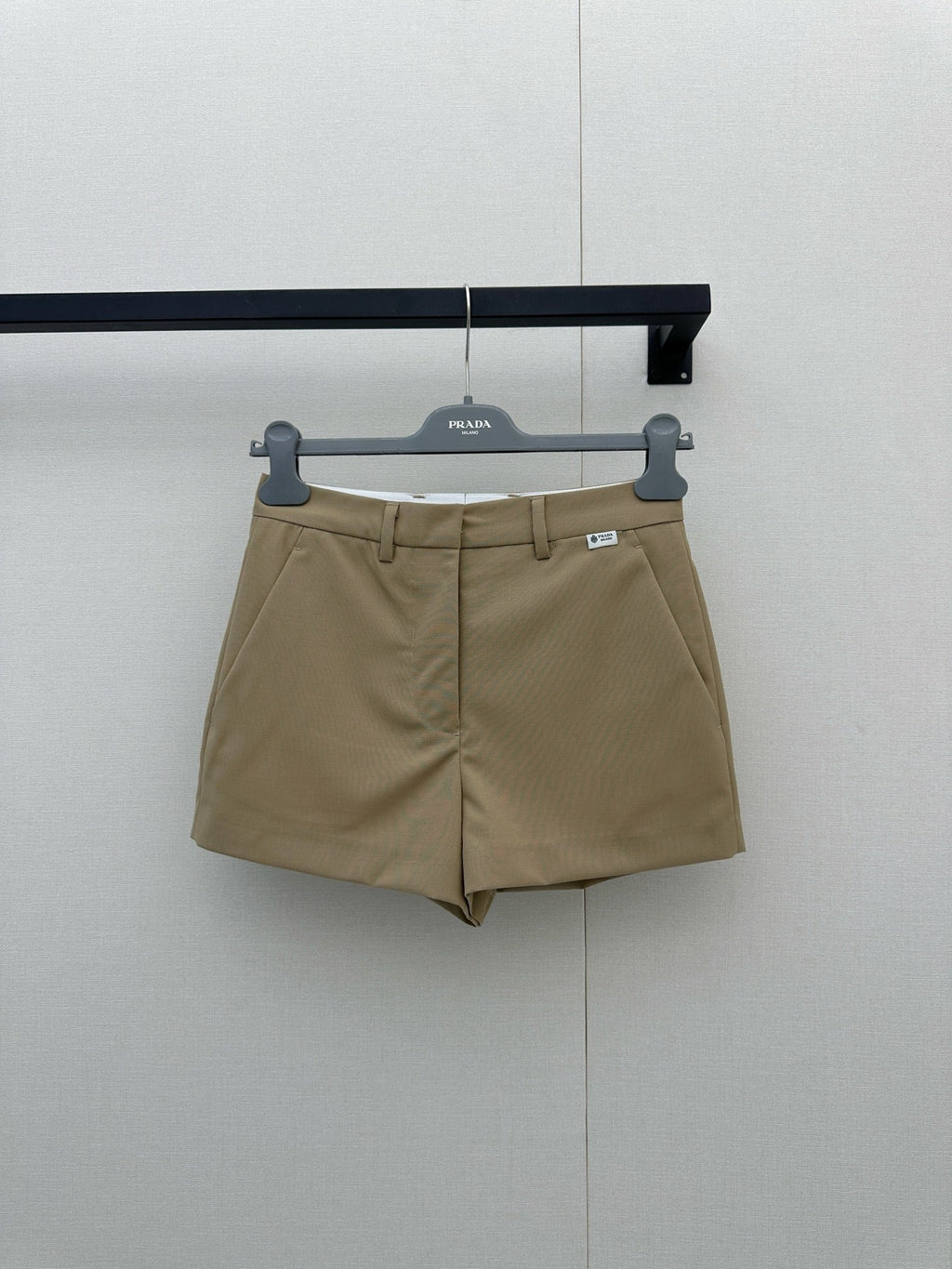 26FW New High-Waisted Wool Shorts with Small Embroidered Logo 🤎