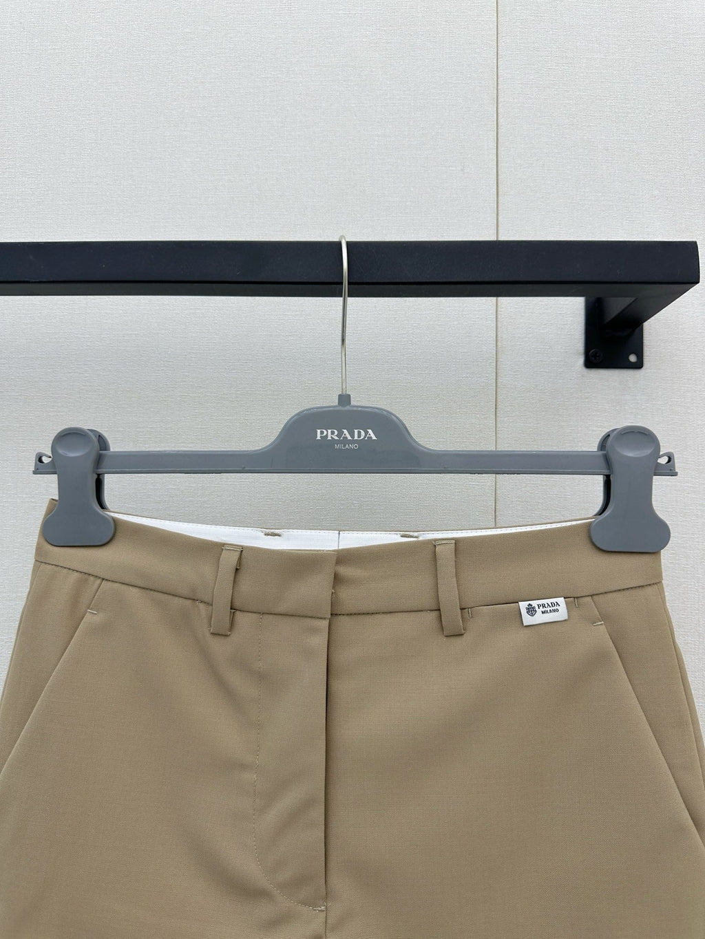 26FW New High-Waisted Wool Shorts with Small Embroidered Logo 🤎