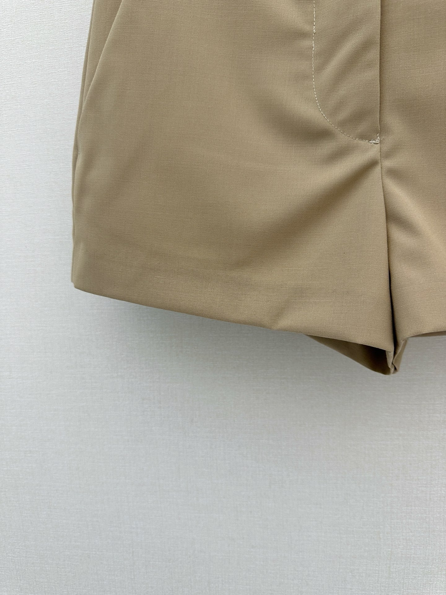 26FW New High-Waisted Wool Shorts with Small Embroidered Logo 🤎
