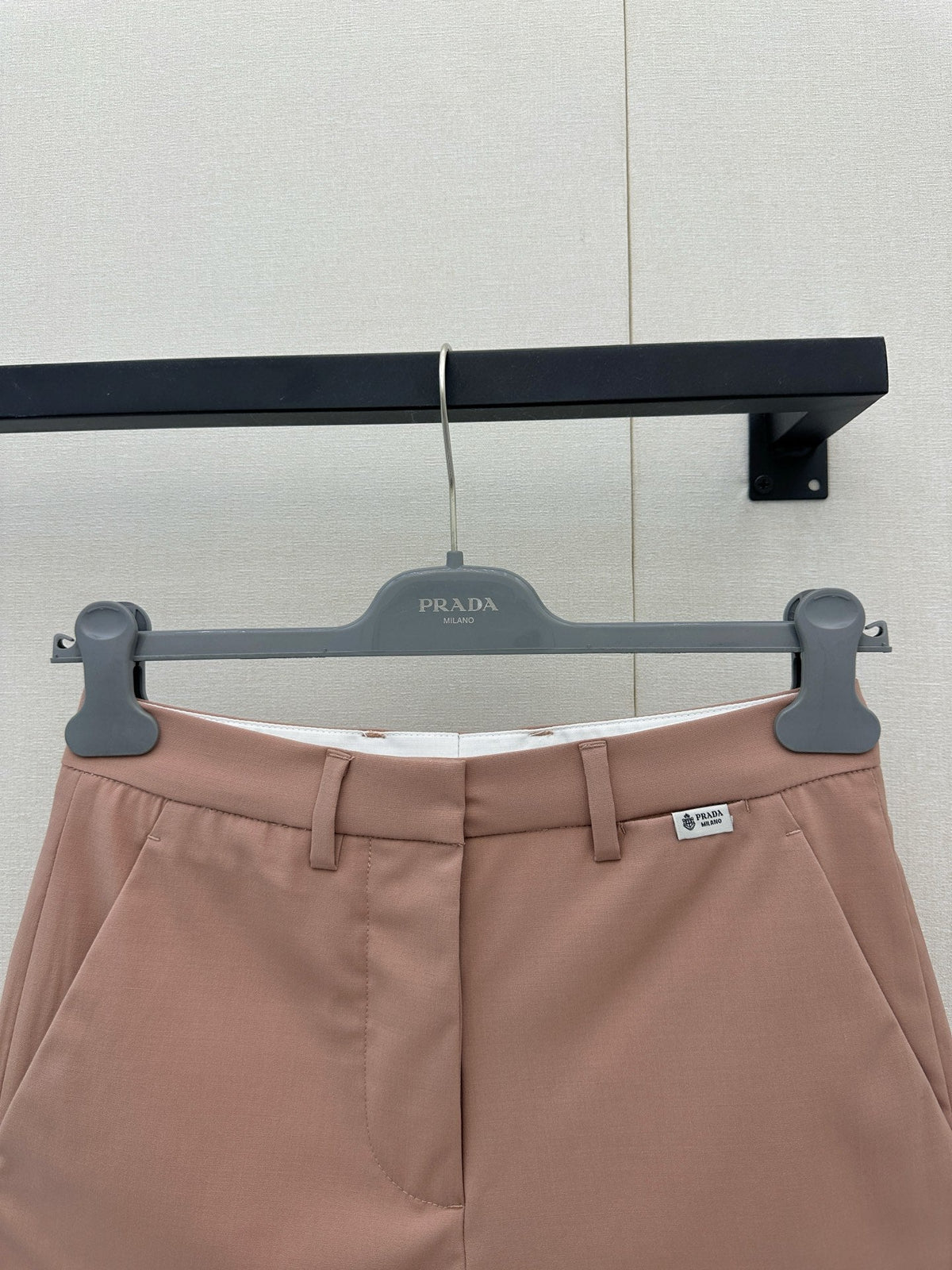26FW New High-Waisted Wool Shorts with Small Embroidered Logo 🤎