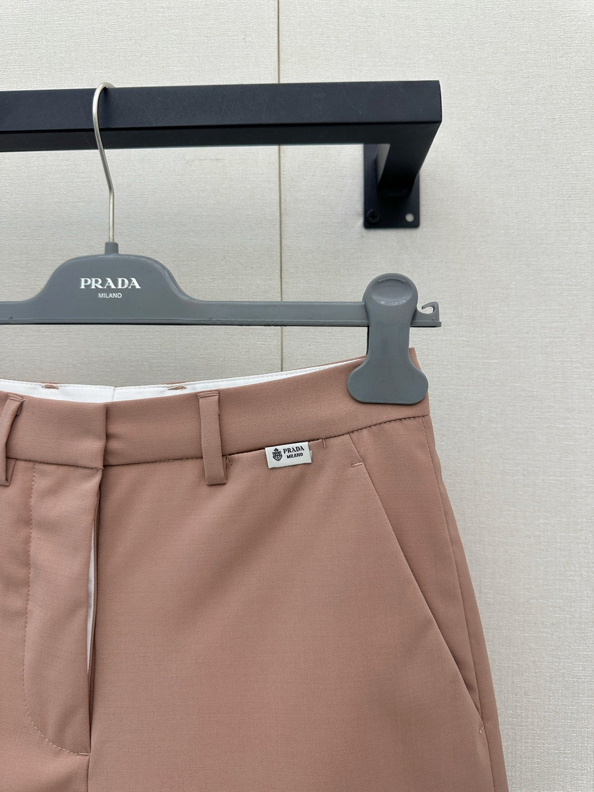 26FW New High-Waisted Wool Shorts with Small Embroidered Logo 🤎