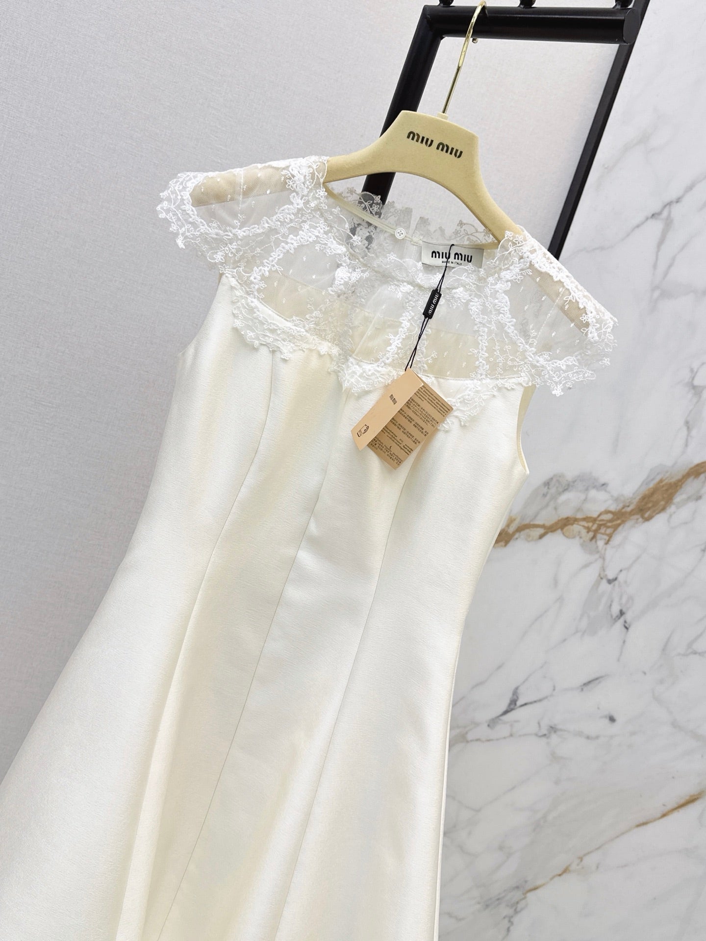 26FW New Sleeveless Dress with Lace-Panel Detail 🤍