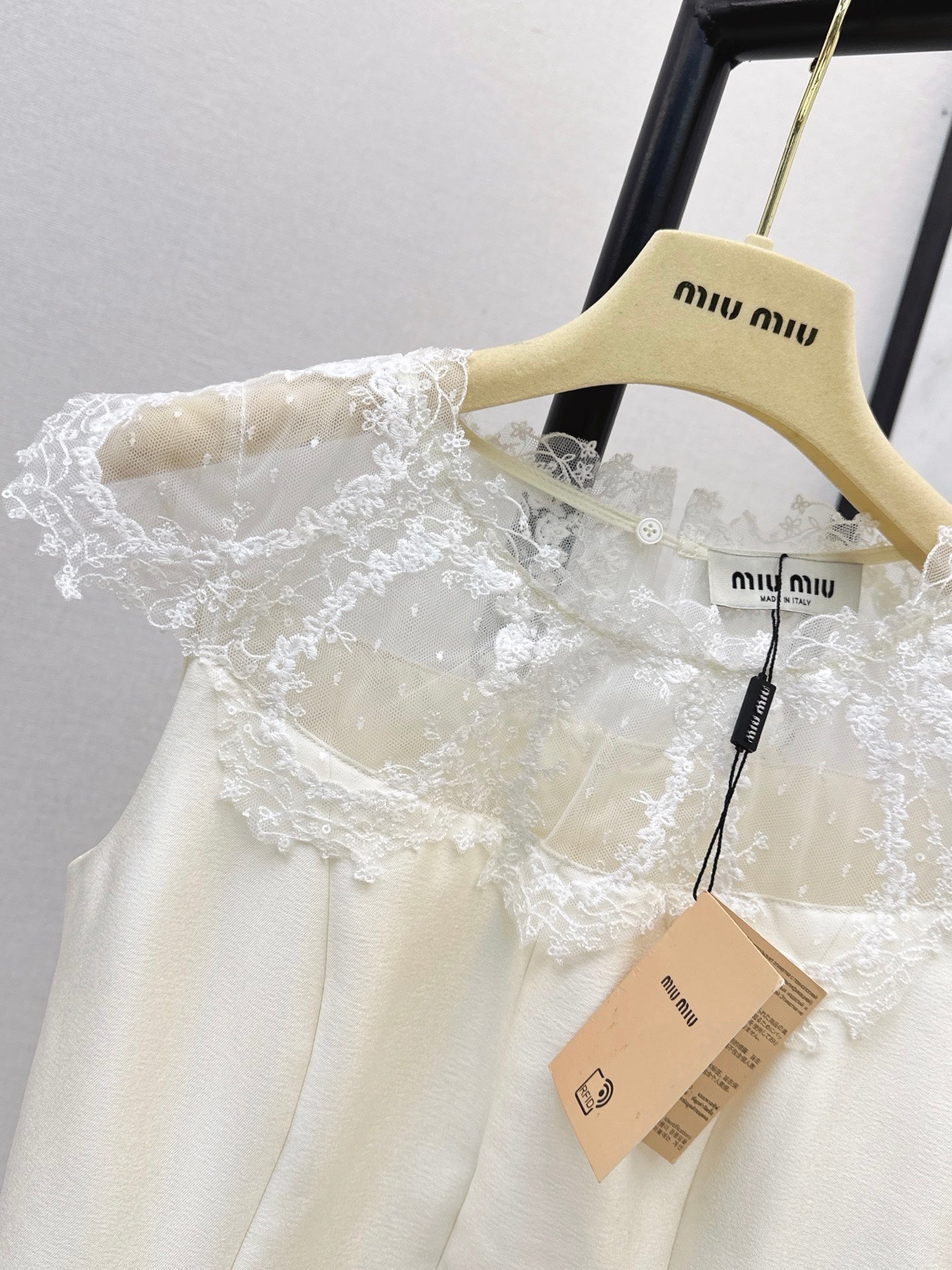 26FW New Sleeveless Dress with Lace-Panel Detail 🤍