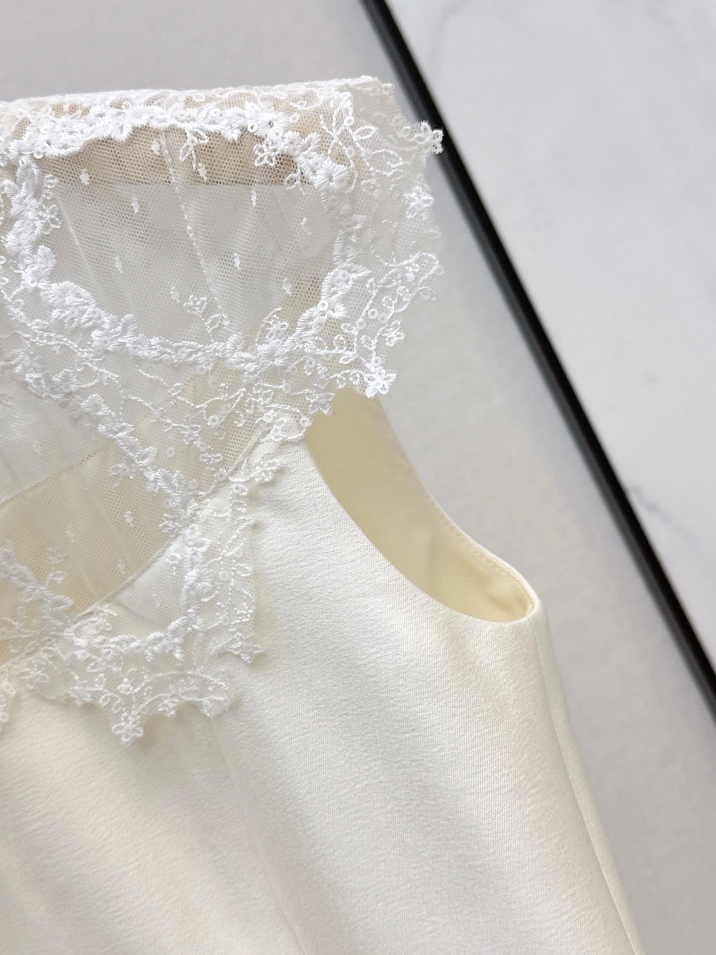 26FW New Sleeveless Dress with Lace-Panel Detail 🤍