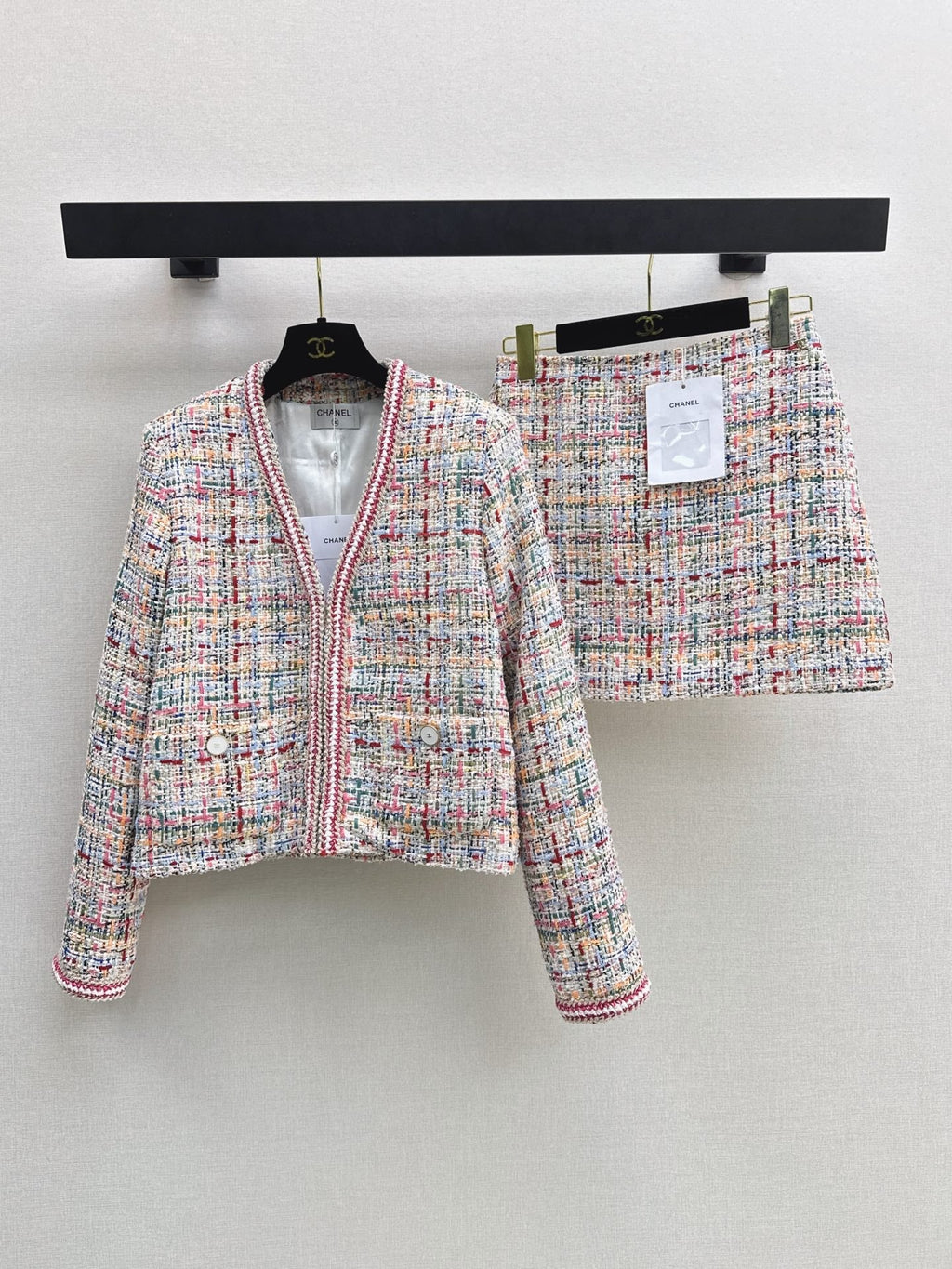 26FW New V-neck knit jacket with contrasting trim 💕