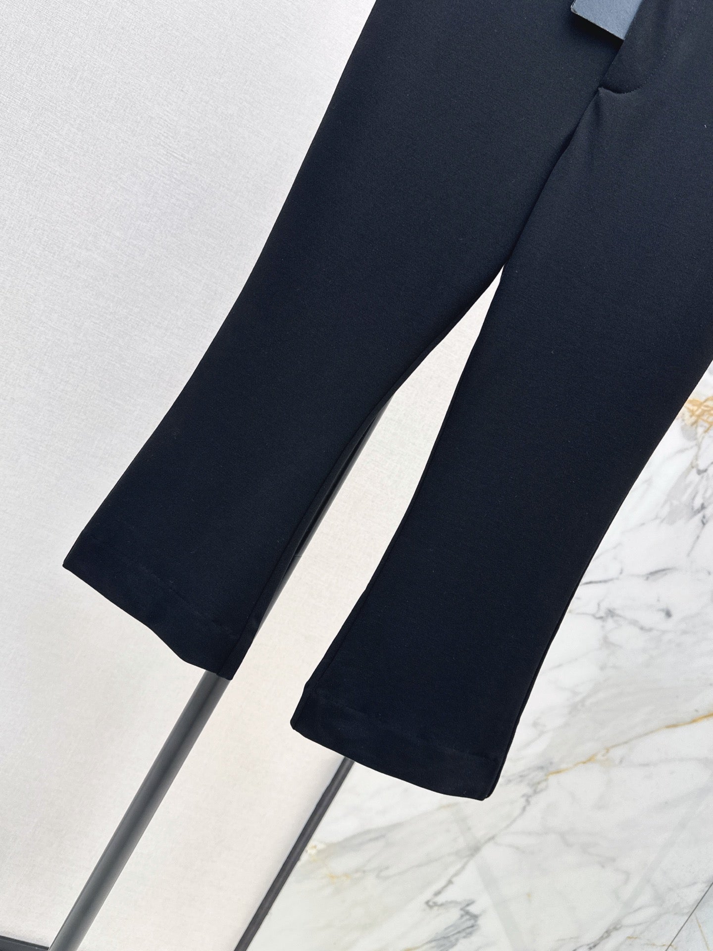 26FW New Classic Color-Block Cropped Leggings with Hardware Detail 🖤