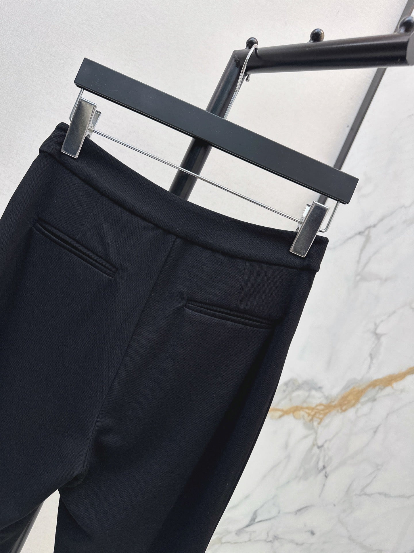 26FW New Classic Color-Block Cropped Leggings with Hardware Detail 🖤