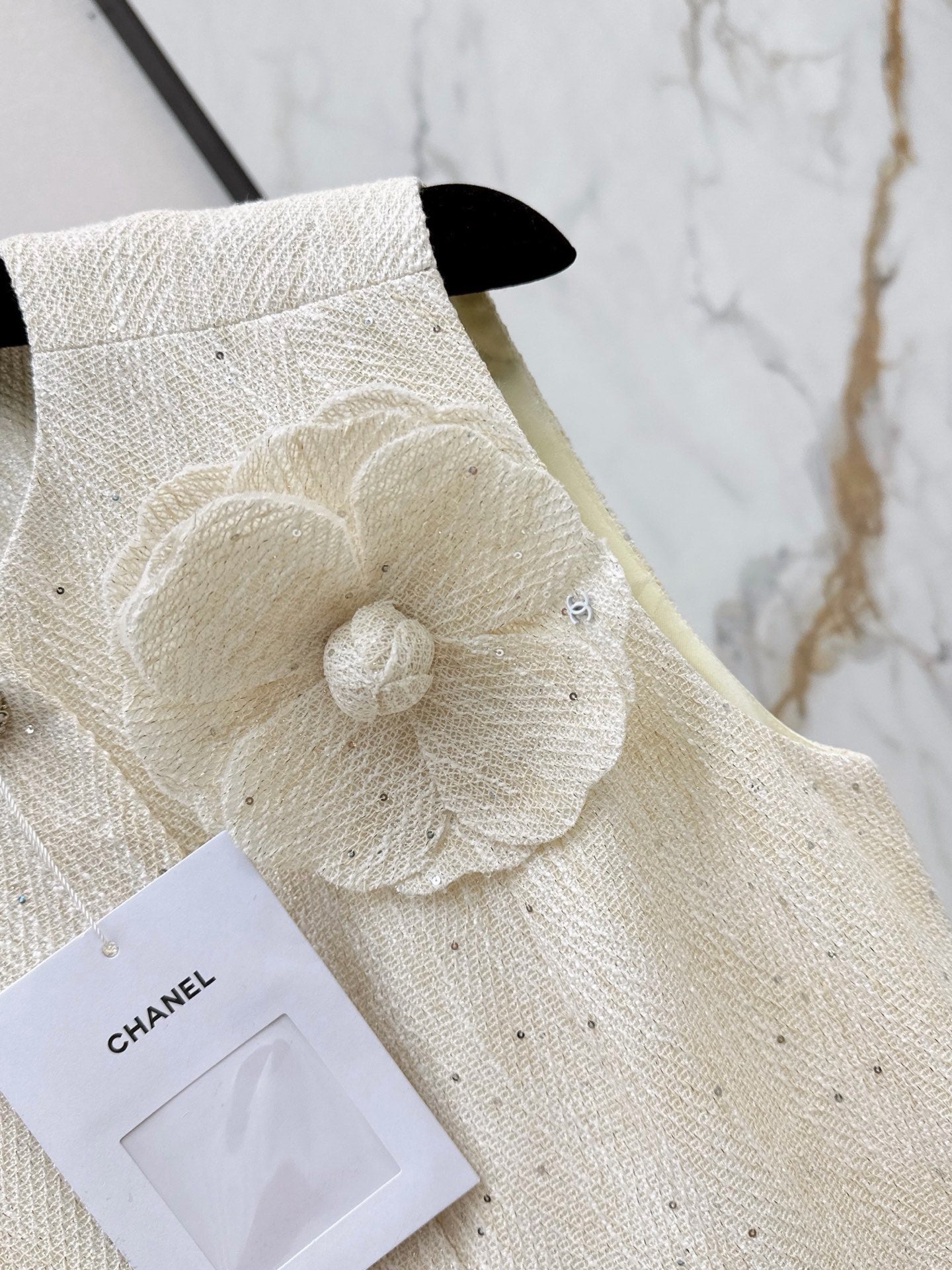 26FW New Sleeveless Knit Vest with 3D Floral Embellishment 🤍