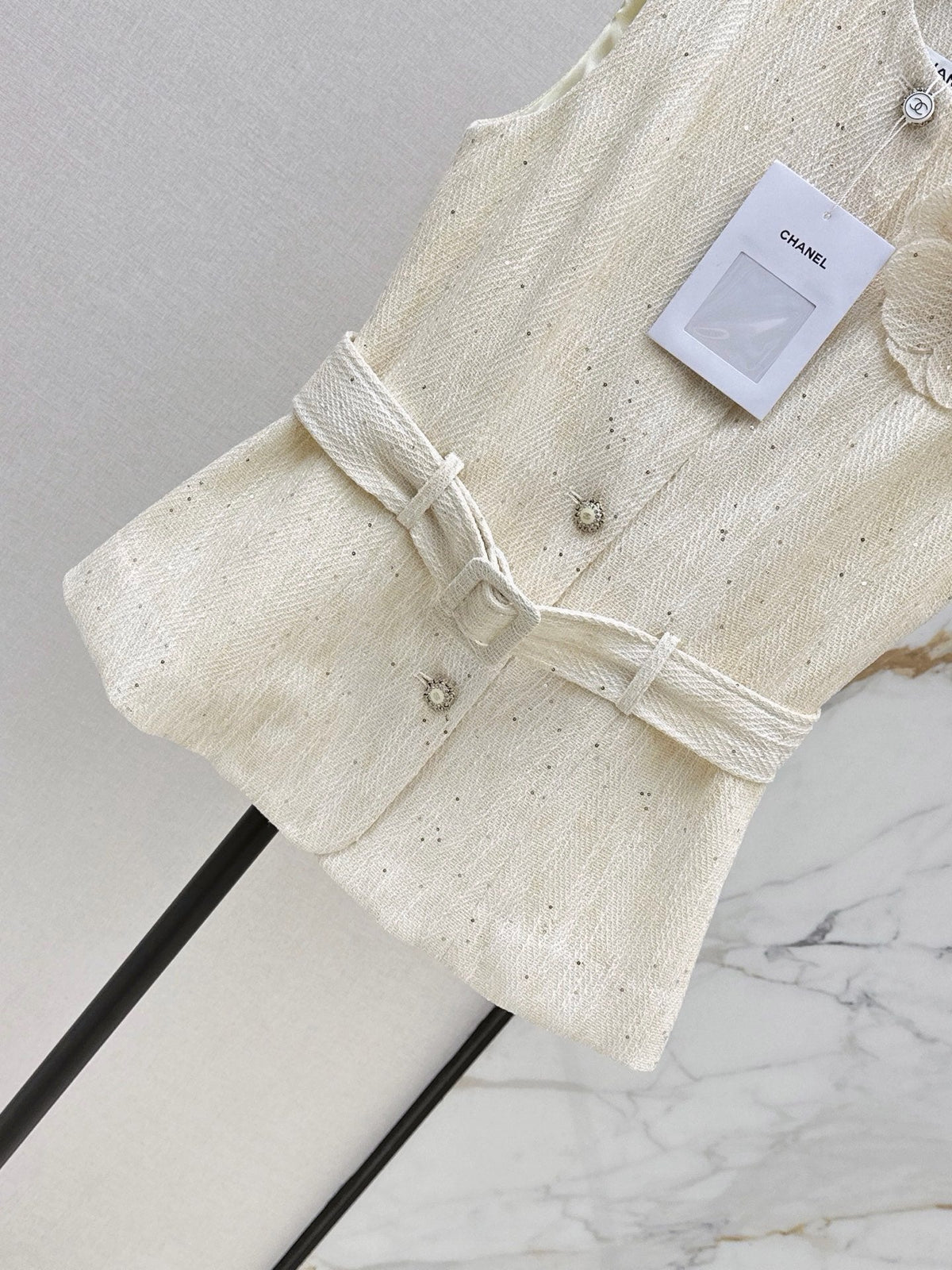 26FW New Sleeveless Knit Vest with 3D Floral Embellishment 🤍
