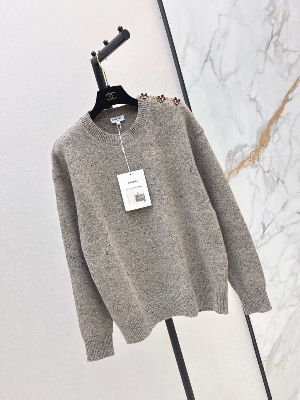 🔥Highest Quality🔥 26FW New Métiers d'Art Collection: Grey heathered pullover sweater featuring 3D camellia shoulder detailing 🩶