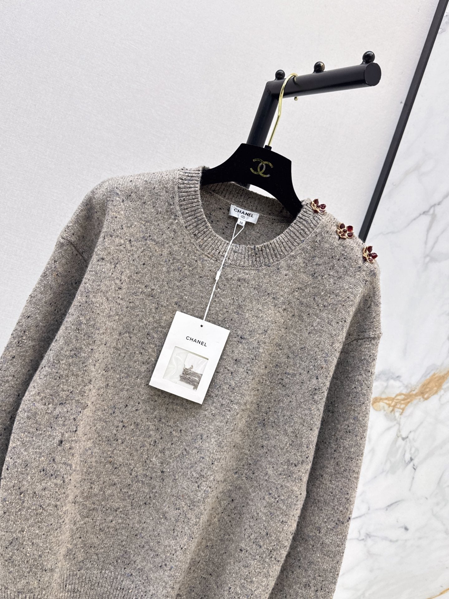 🔥Highest Quality🔥 26FW New Métiers d'Art Collection: Grey heathered pullover sweater featuring 3D camellia shoulder detailing 🩶