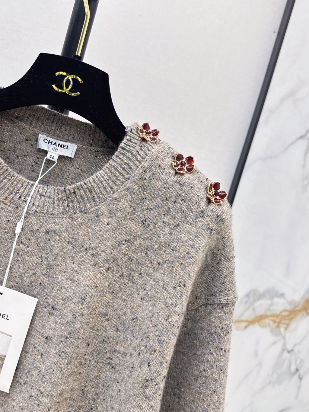 🔥Highest Quality🔥 26FW New Métiers d'Art Collection: Grey heathered pullover sweater featuring 3D camellia shoulder detailing 🩶