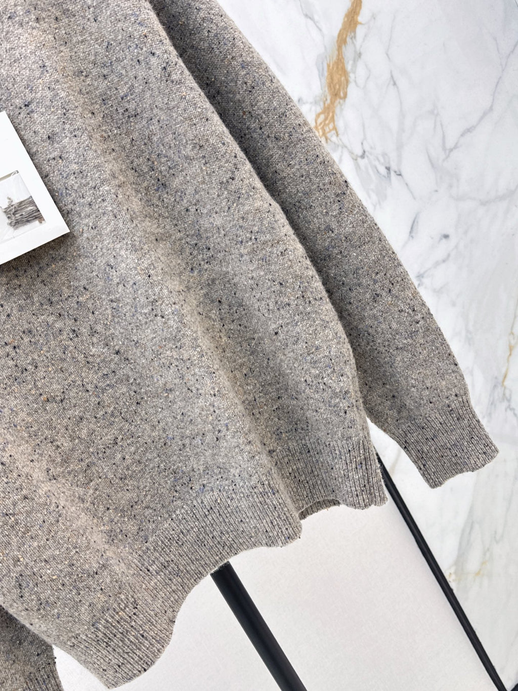 🔥Highest Quality🔥 26FW New Métiers d'Art Collection: Grey heathered pullover sweater featuring 3D camellia shoulder detailing 🩶