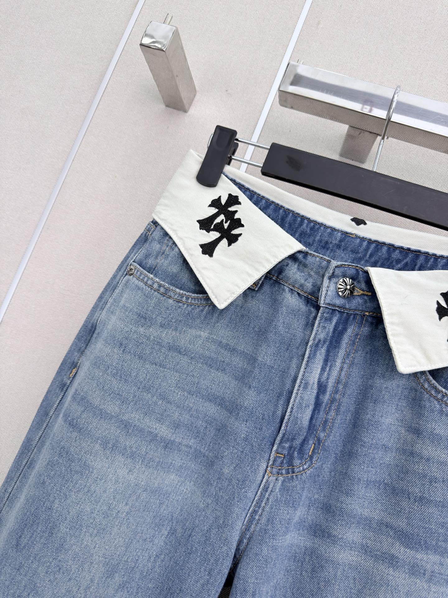 🔥HOT🔥 26FW New Embroidered Cross Fold-Over Waist Straight-Leg Jeans