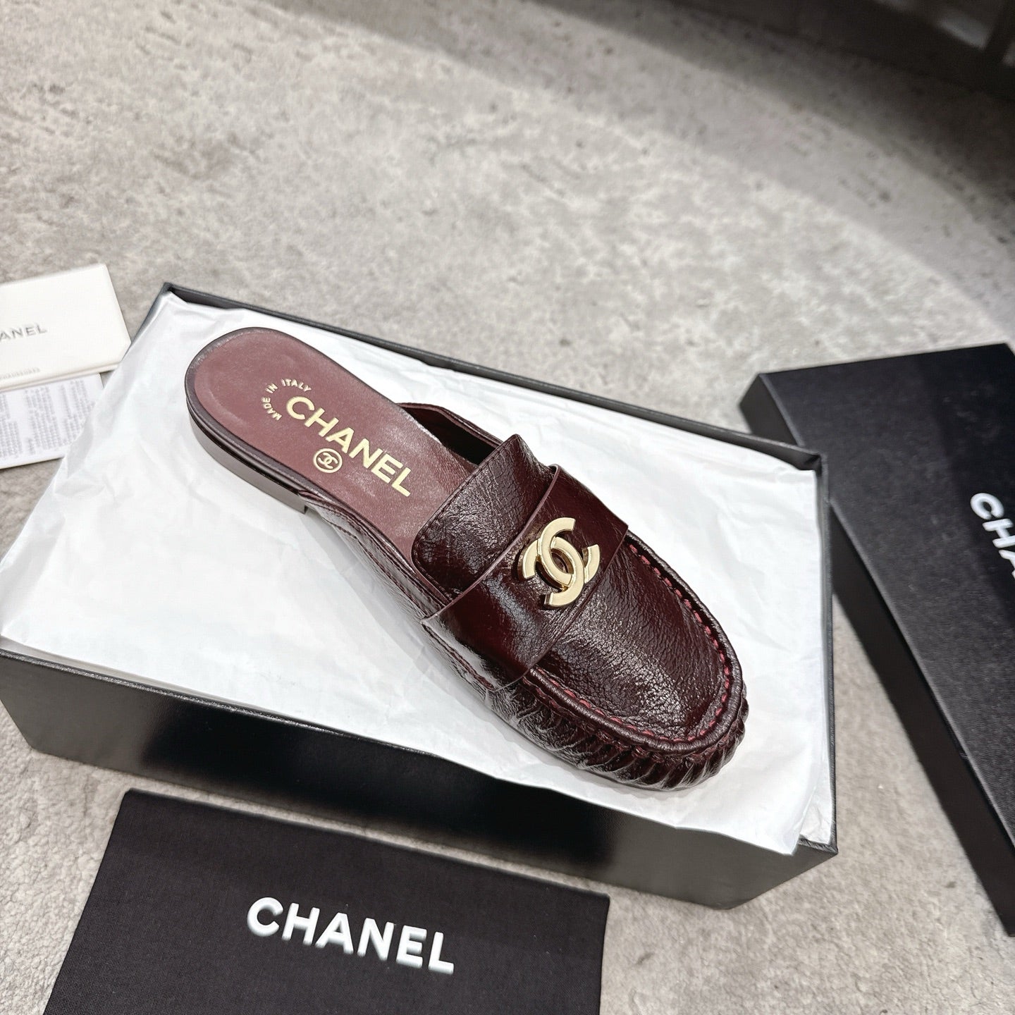 26FW New Pleated Flat Mule Mules – Vintage-Style Closed-Toe Slip-Ons