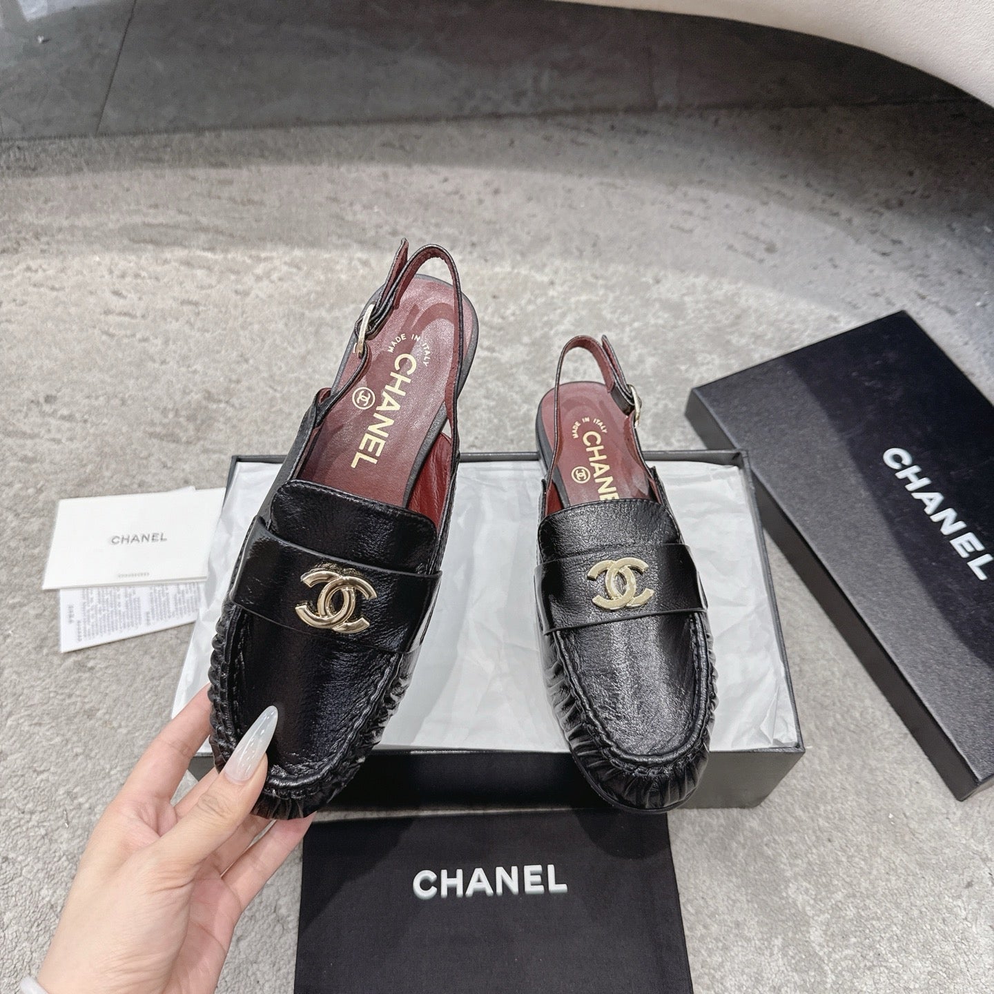 26FW New Pleated Flat Mules – Vintage-Style Closed-Toe Sandals