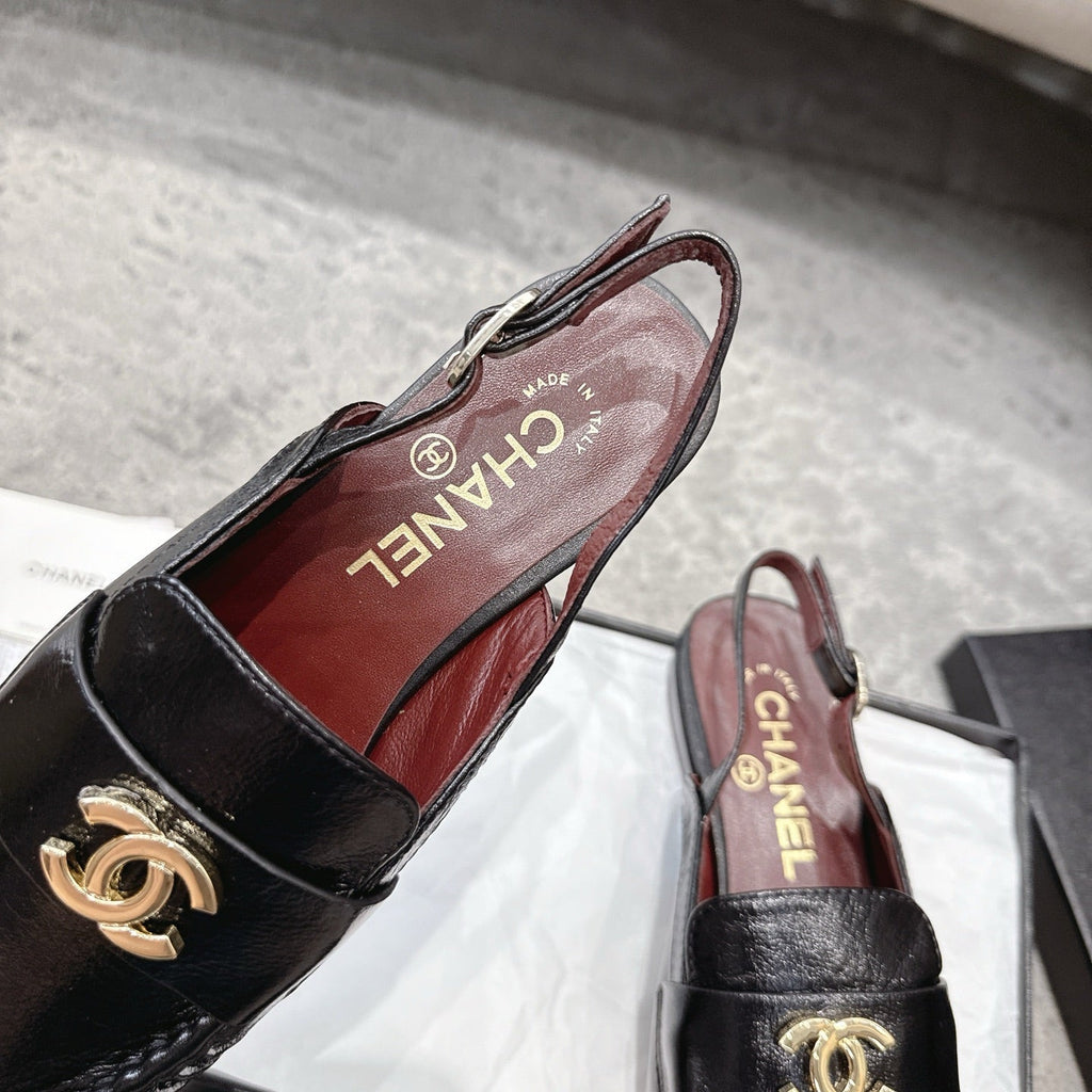 26FW New Pleated Flat Mules – Vintage-Style Closed-Toe Sandals
