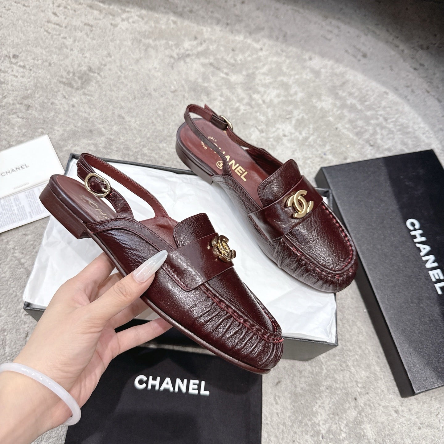 26FW New Pleated Flat Mules – Vintage-Style Closed-Toe Sandals