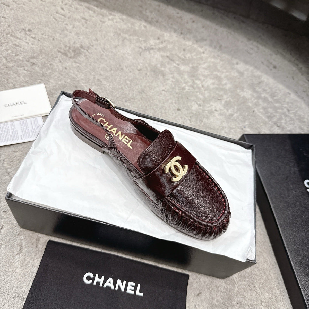 26FW New Pleated Flat Mules – Vintage-Style Closed-Toe Sandals