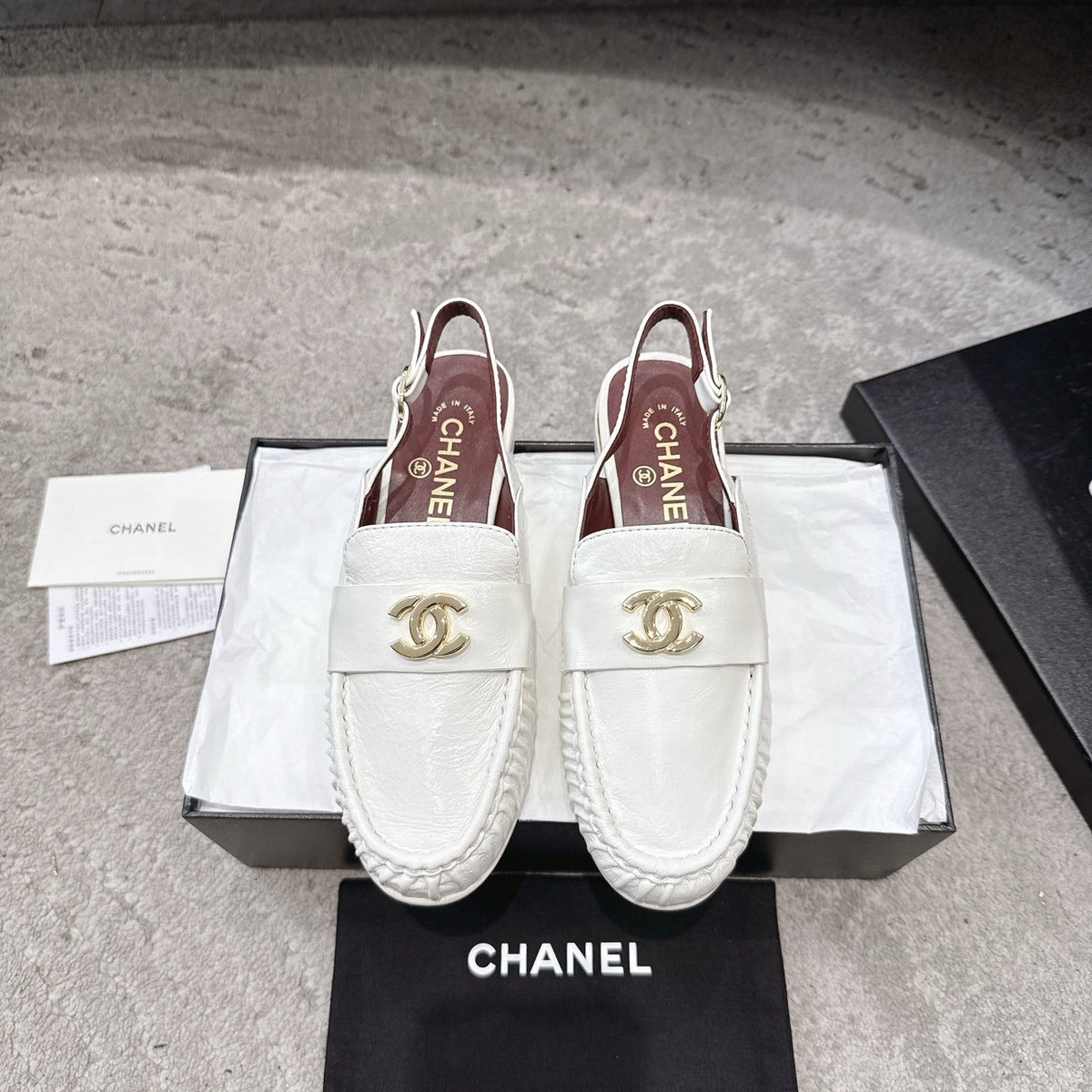 26FW New Pleated Flat Mules – Vintage-Style Closed-Toe Sandals