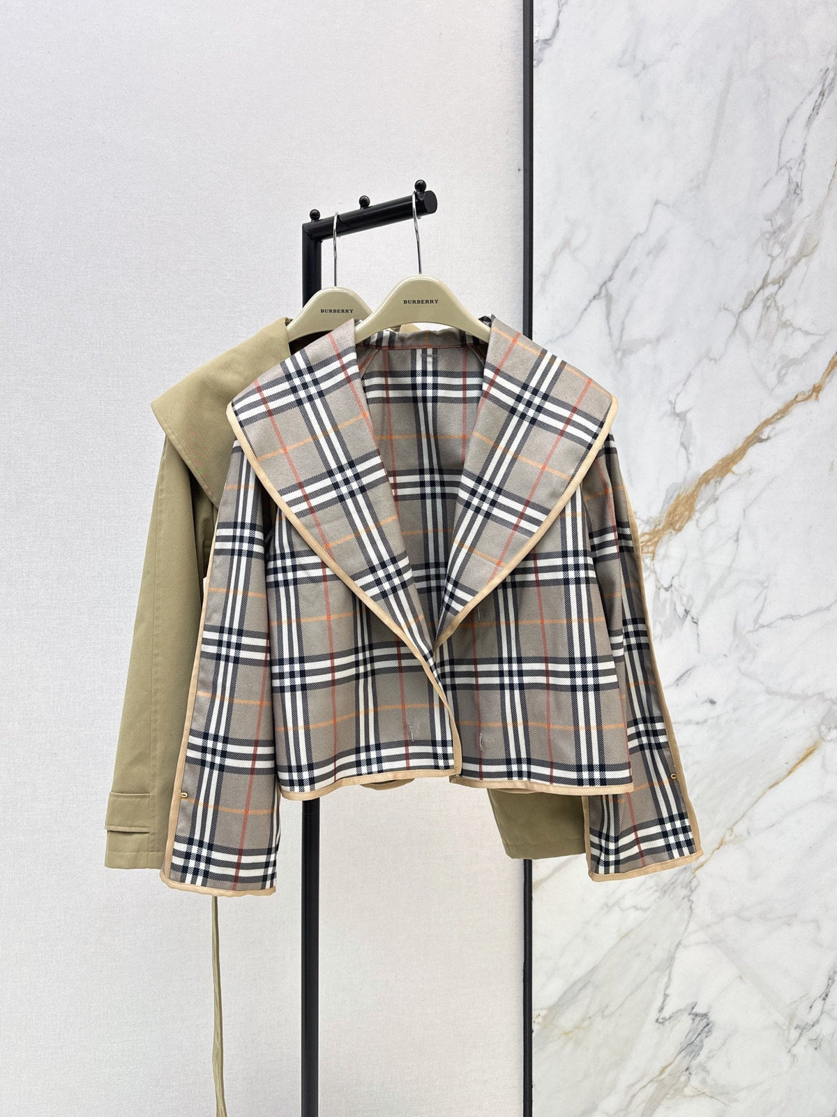 26FW New: Two-piece set featuring a trench coat with a large lapel and a plaid inner layer 🤎