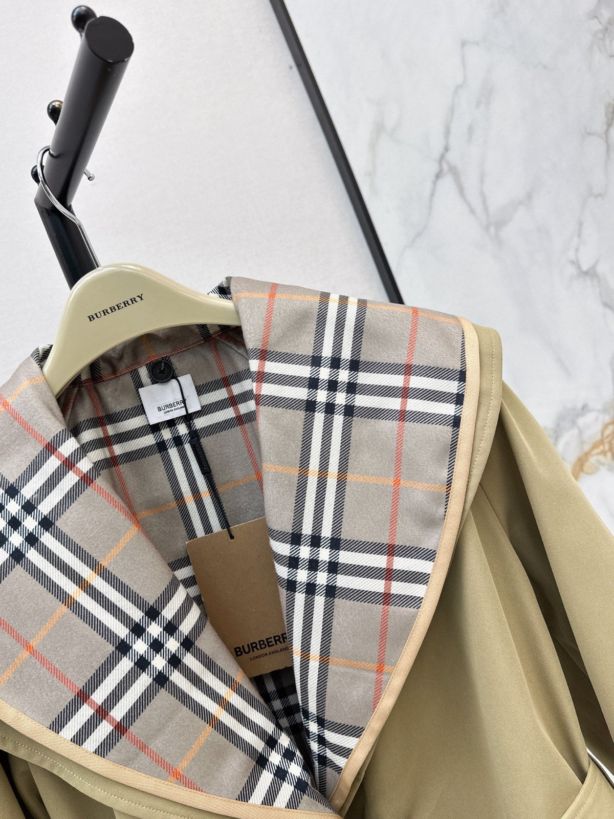 26FW New: Two-piece set featuring a trench coat with a large lapel and a plaid inner layer 🤎