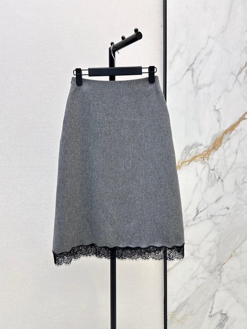 26FW New High-Waisted A-Line Skirt with Lace Paneling 🩶