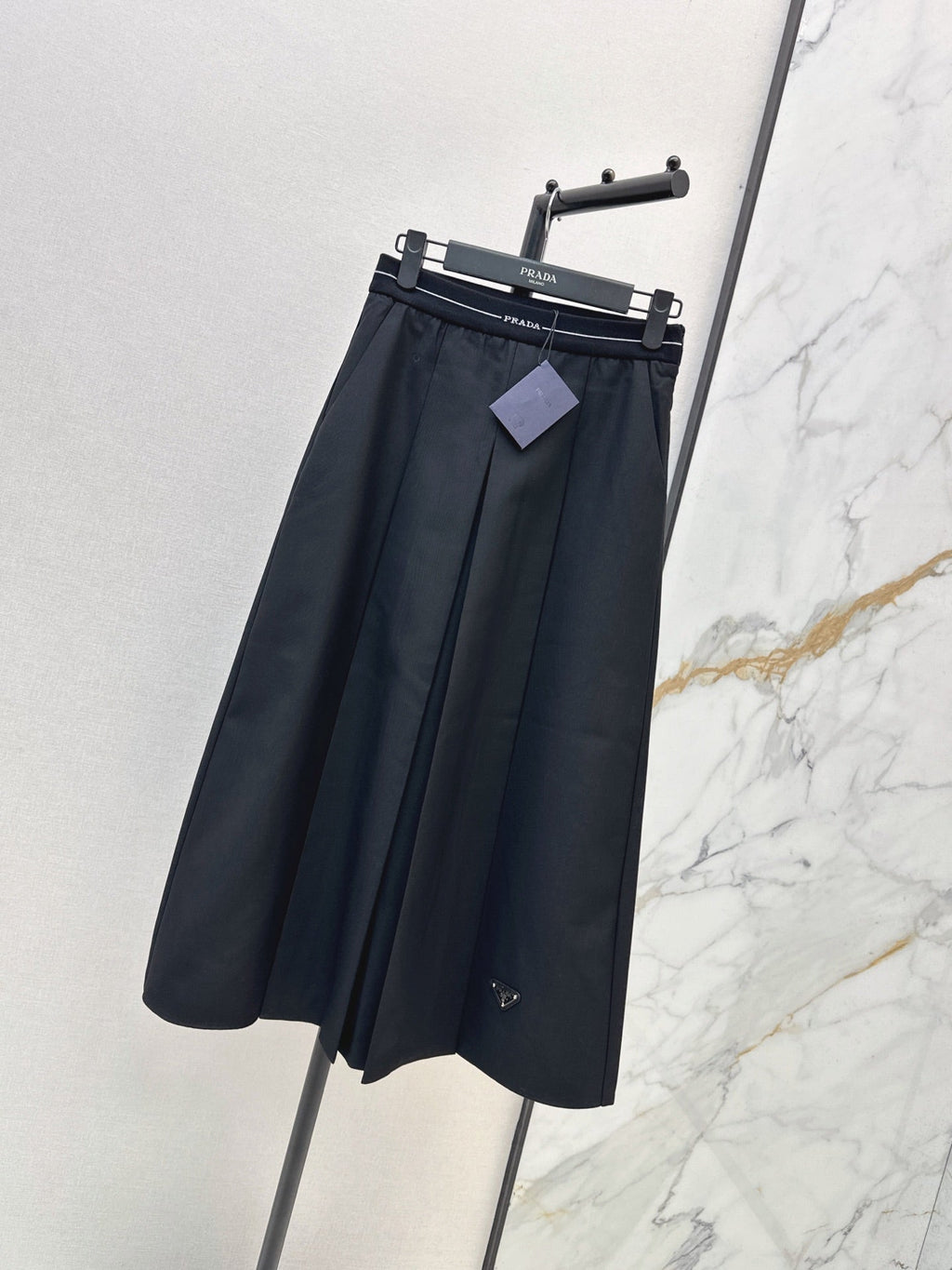 26FW New Long Skirt with Elastic Waist and Triangle Logo Detail 🖤
