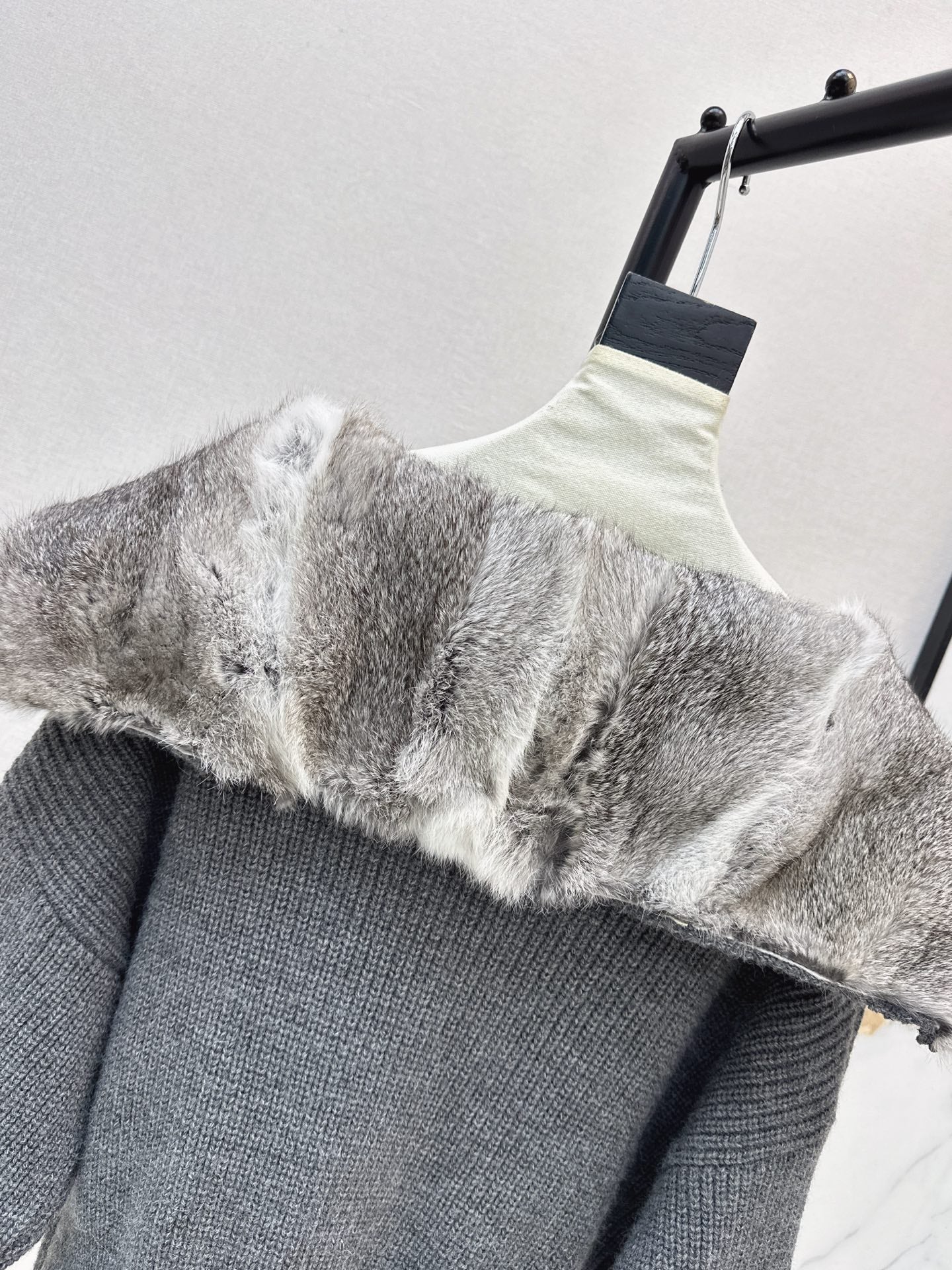 ❤️‍🔥Limited edition❤️‍🔥26FW New Knit Cardigan with Fox Fur Trim 🤎
