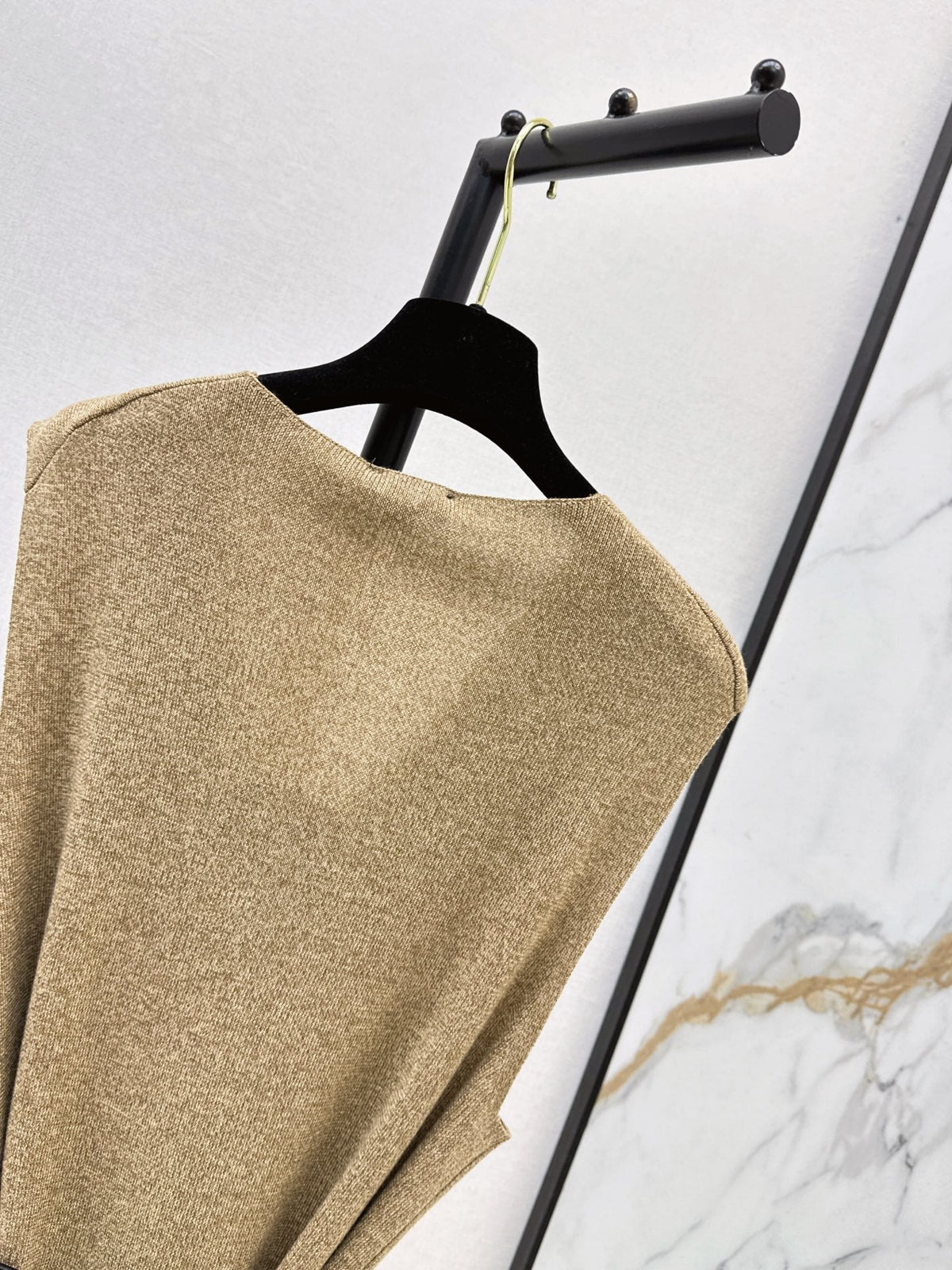26FW New Camel V-Neck Sleeveless Knit Vest 🤎
