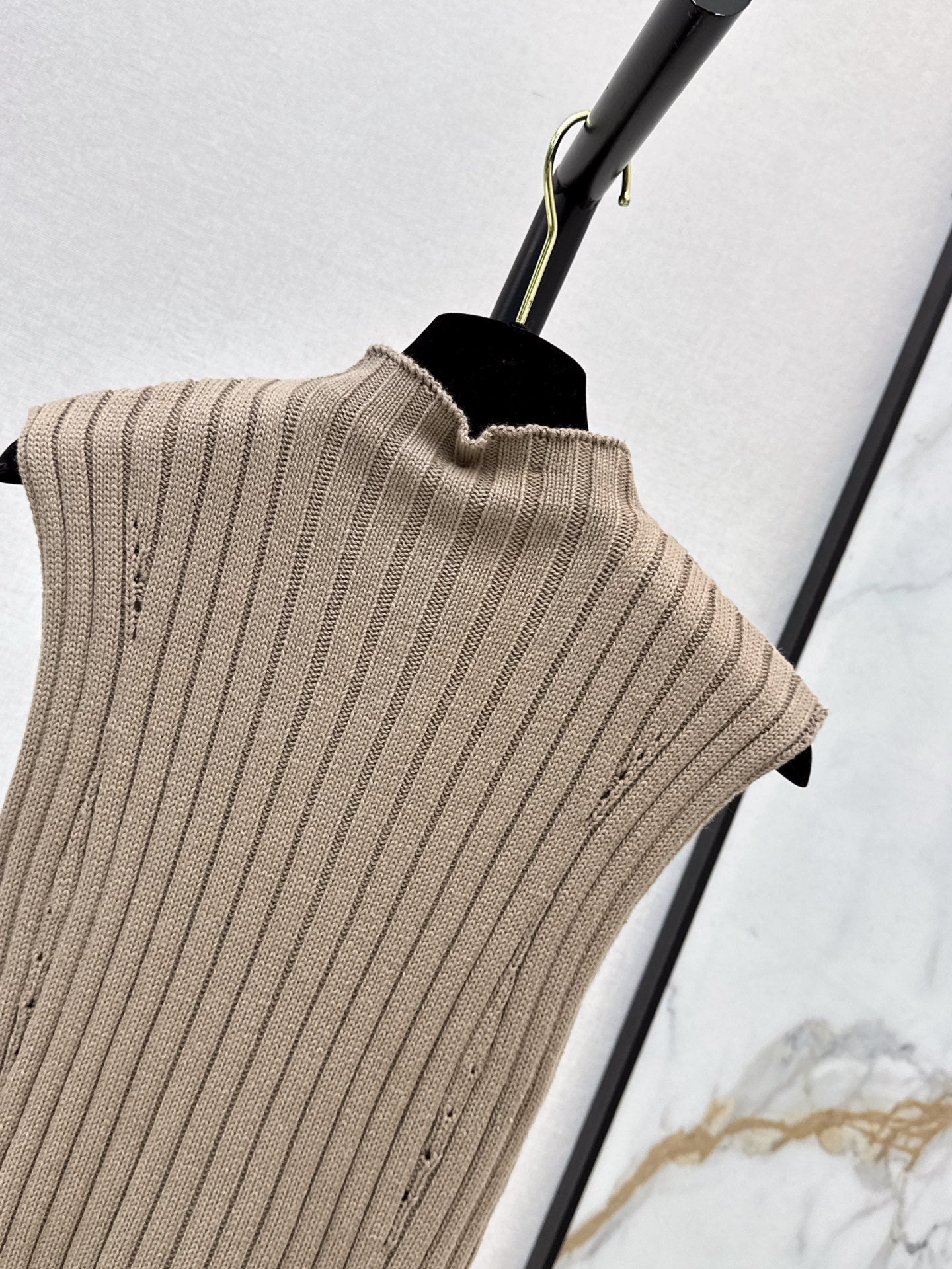 26FW New Color-Block Square-Neck Slim-Fit Sleeveless Knit Top 🤎