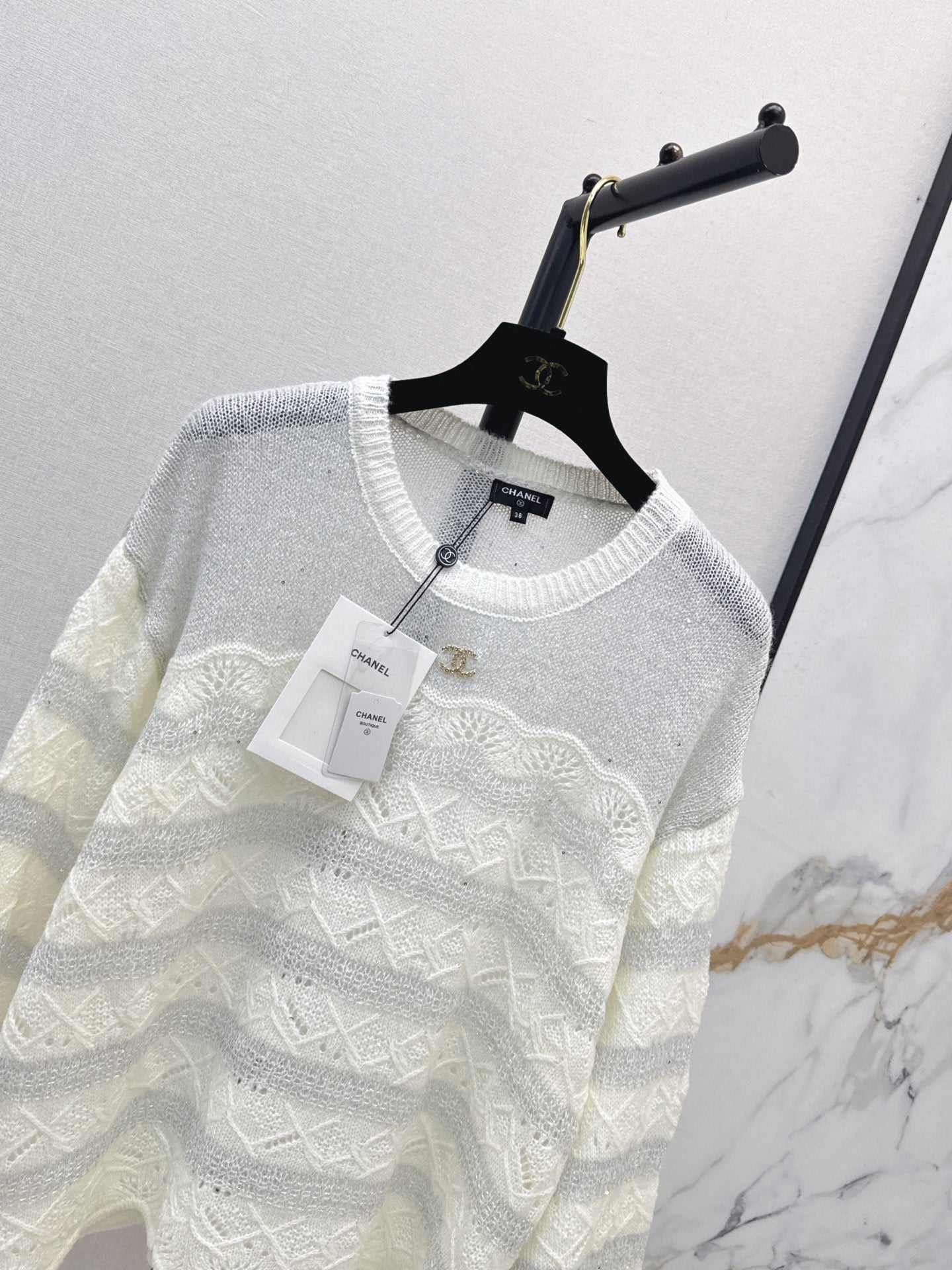 26FW Long-Sleeve Knit Top with Cut-Out Detail and New Logo Hardware 🤍