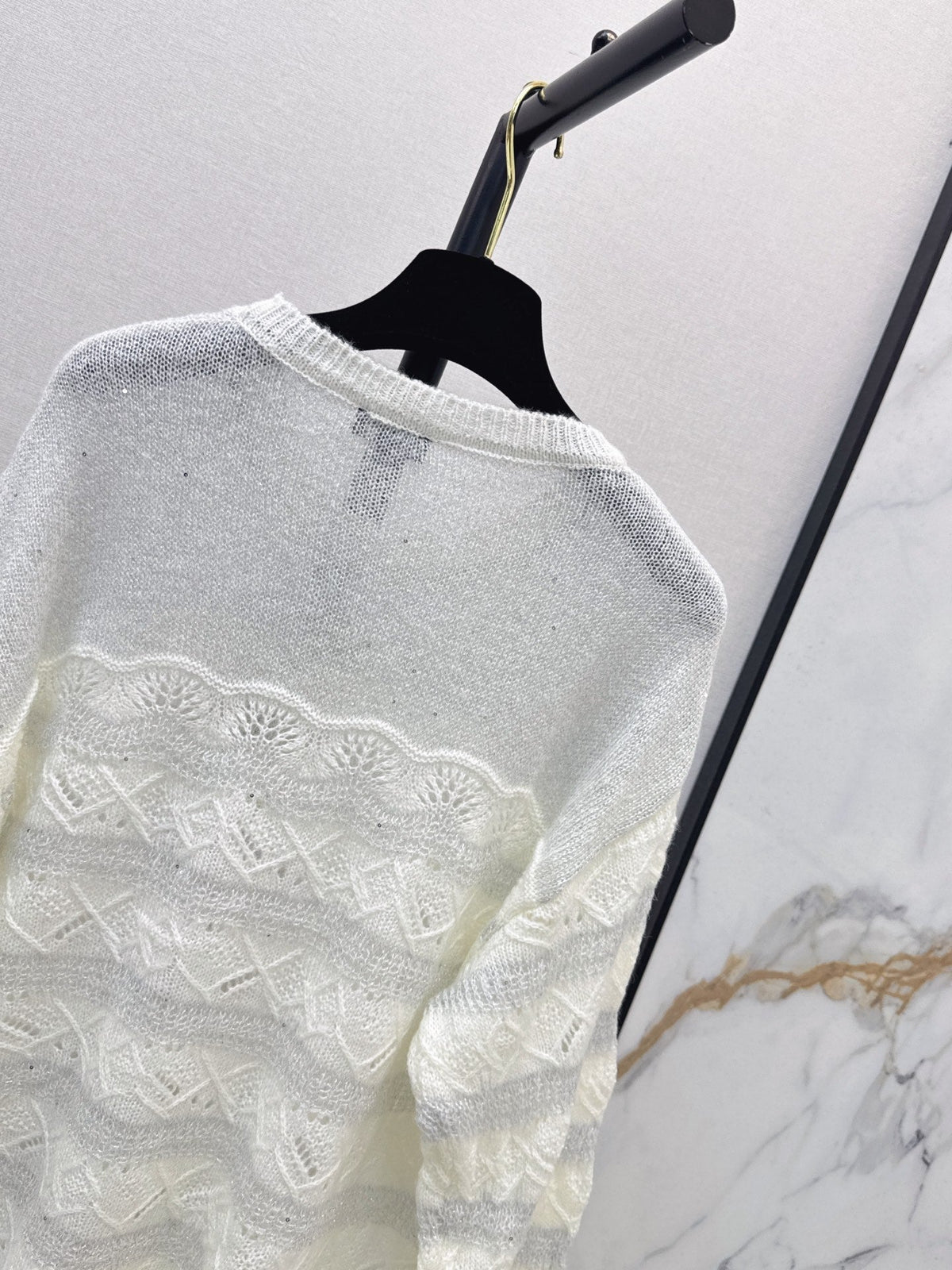 26FW Long-Sleeve Knit Top with Cut-Out Detail and New Logo Hardware 🤍