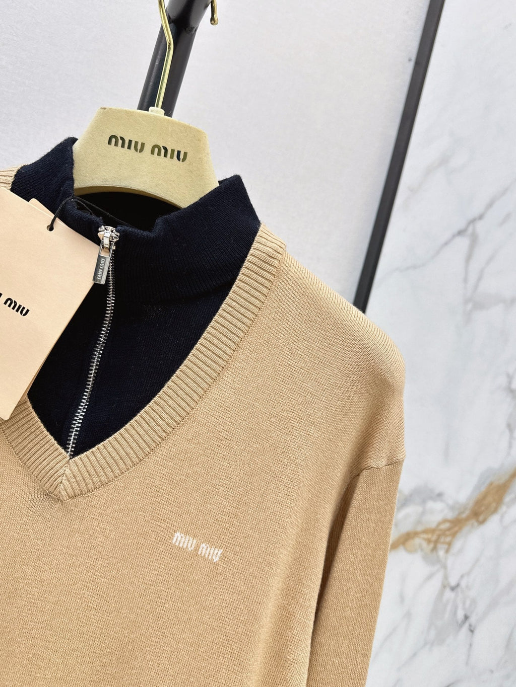 26FW New Color-Block Faux-Layered V-Neck Knit Sweater 🤎