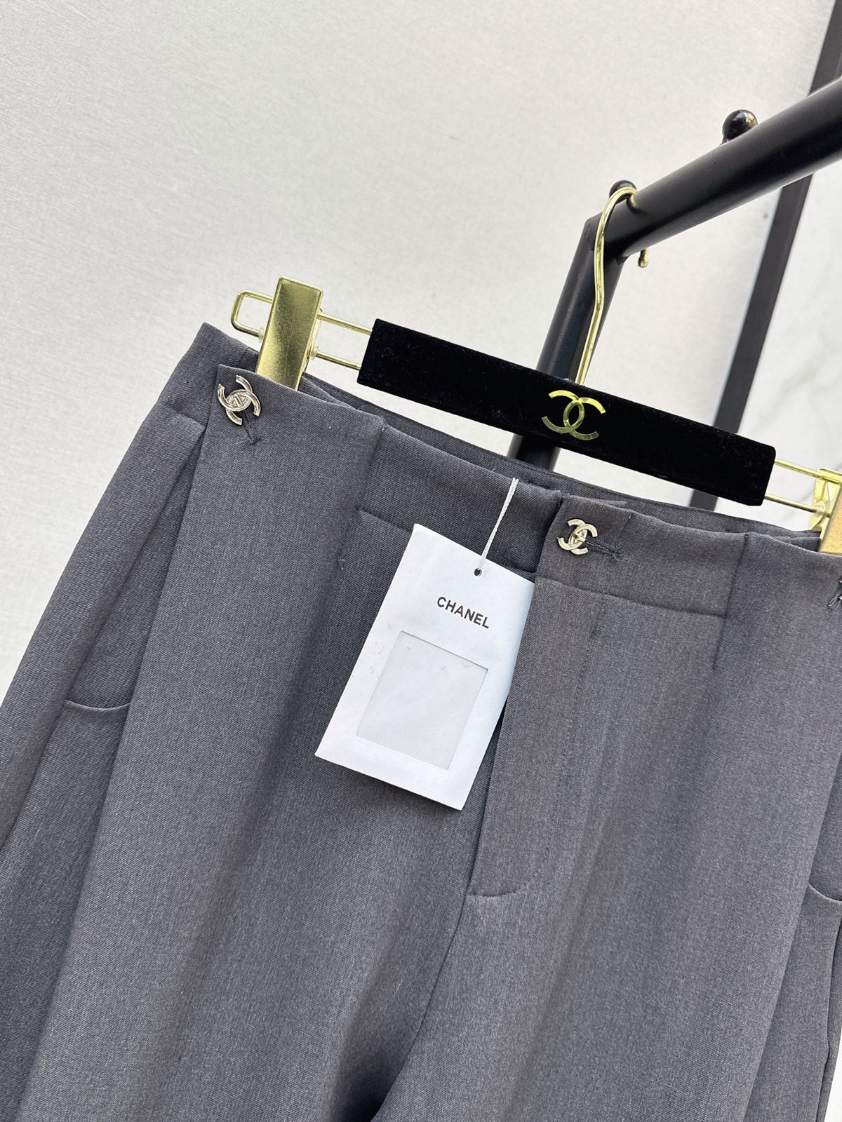 26FW Straight-Leg Wide-Leg Trousers with New Logo Hardware 🖤