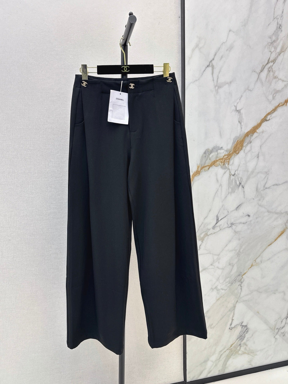 26FW Straight-Leg Wide-Leg Trousers with New Logo Hardware 🖤