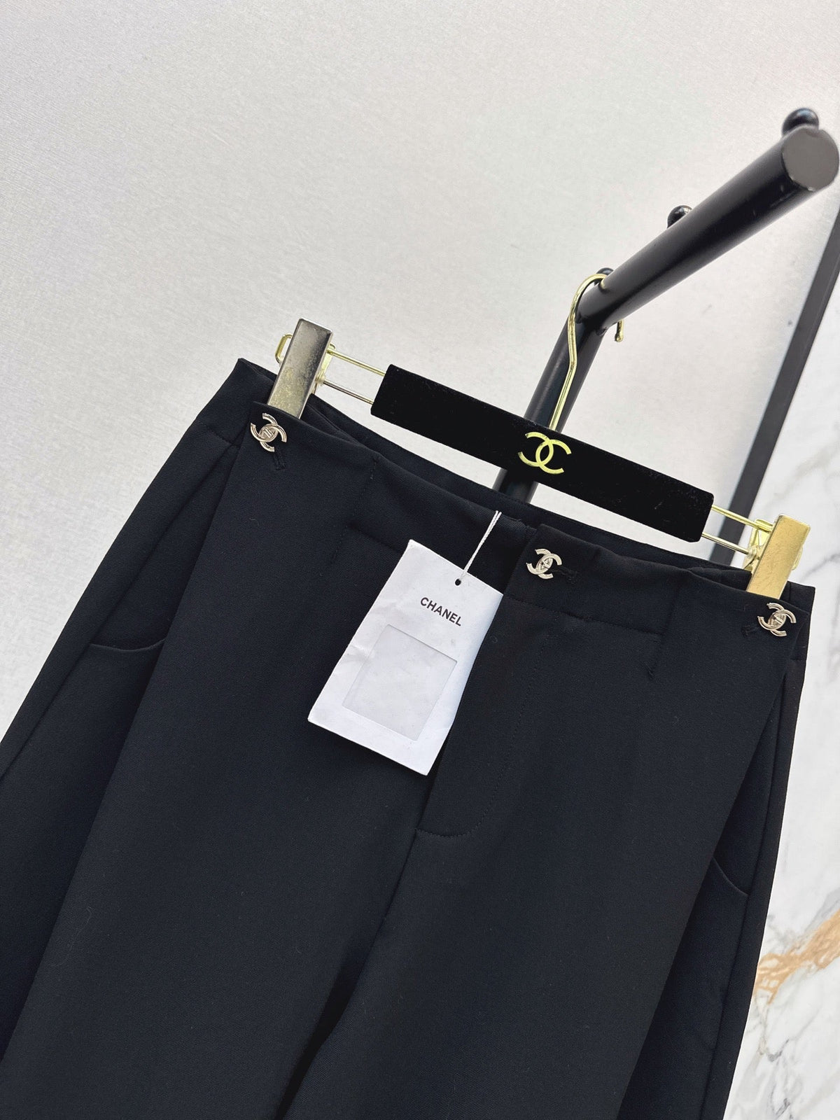 26FW Straight-Leg Wide-Leg Trousers with New Logo Hardware 🖤