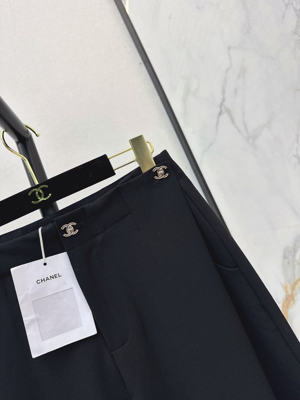 26FW Straight-Leg Wide-Leg Trousers with New Logo Hardware 🖤