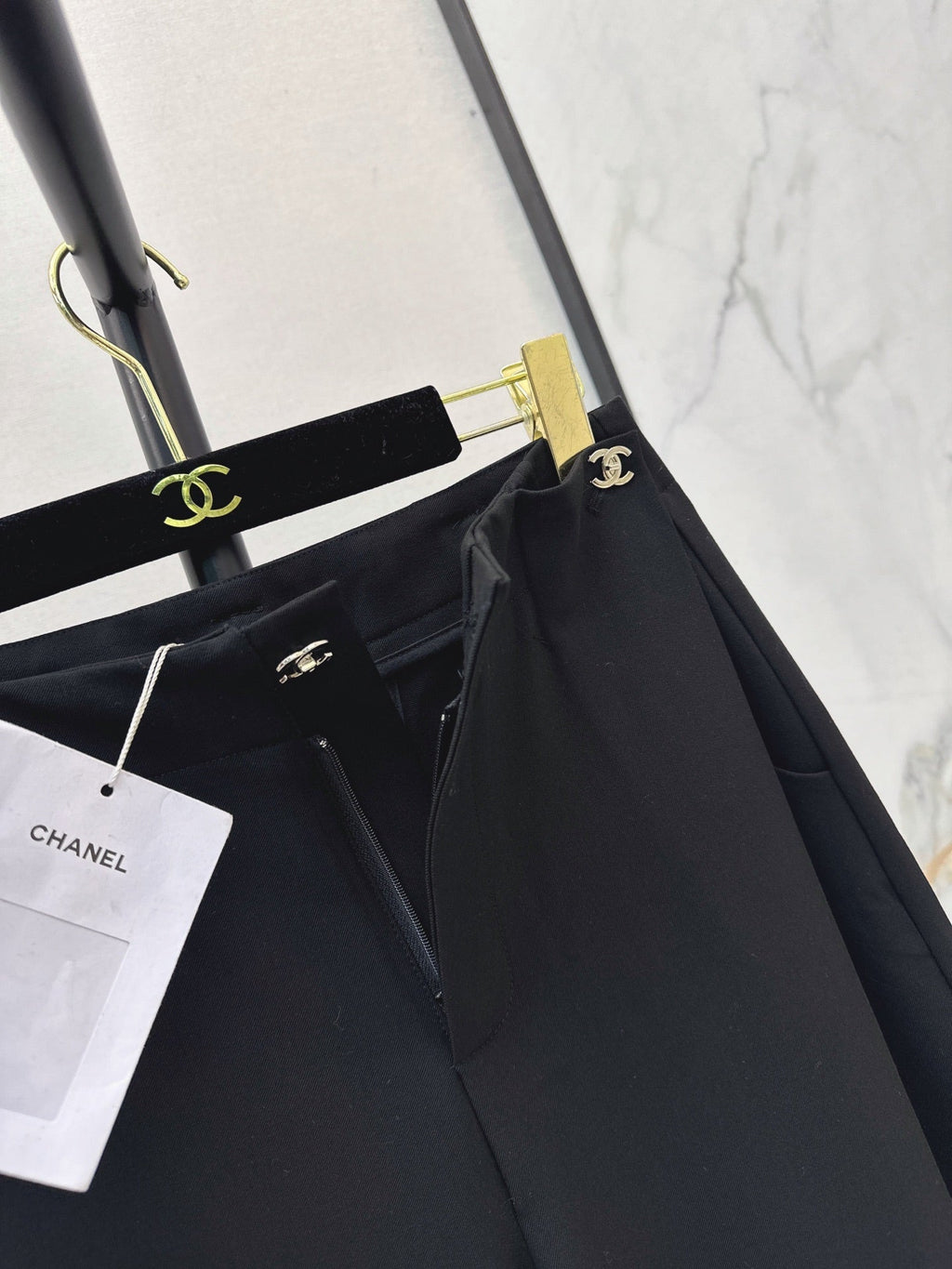 26FW Straight-Leg Wide-Leg Trousers with New Logo Hardware 🖤