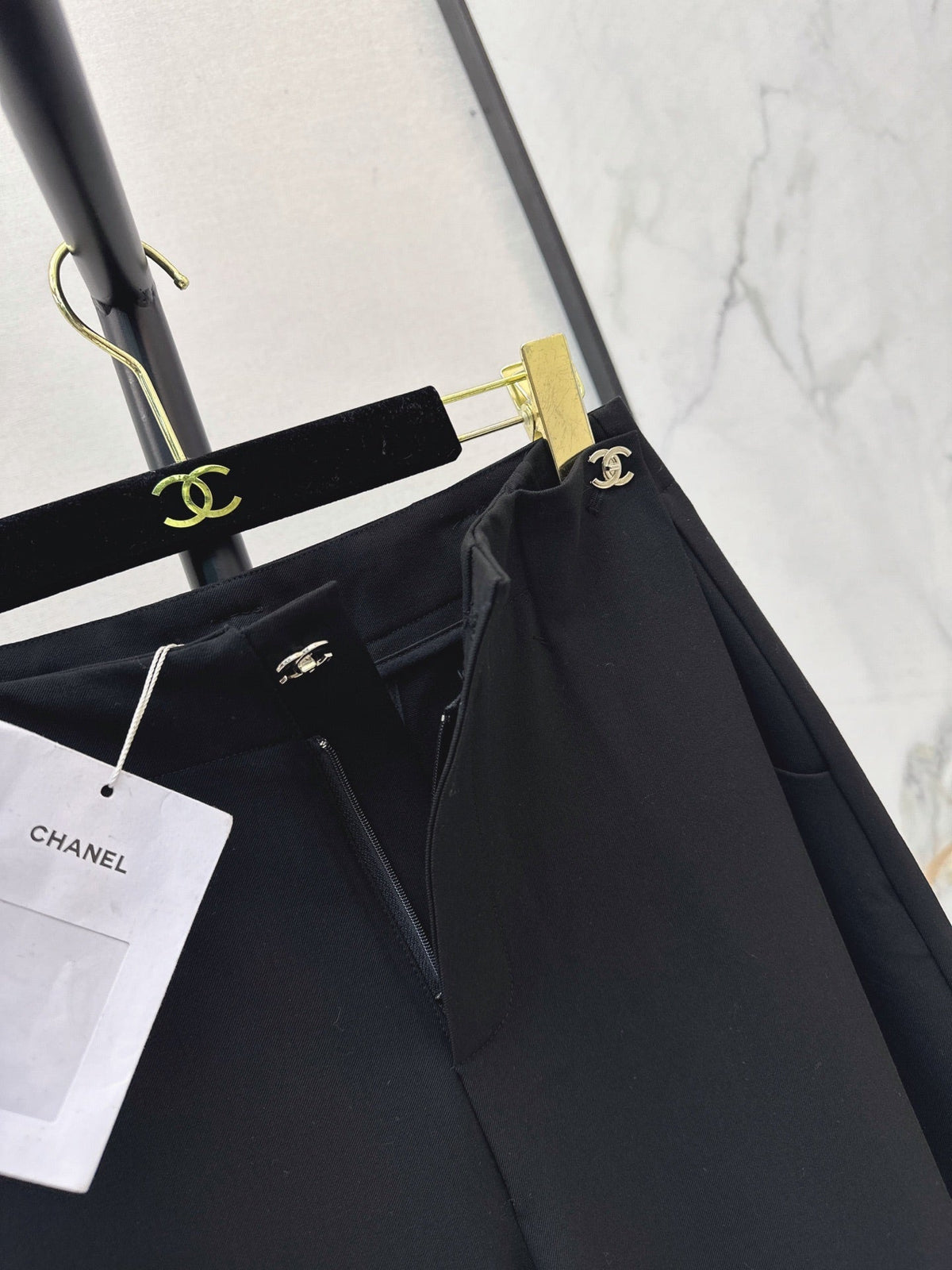 26FW Straight-Leg Wide-Leg Trousers with New Logo Hardware 🖤