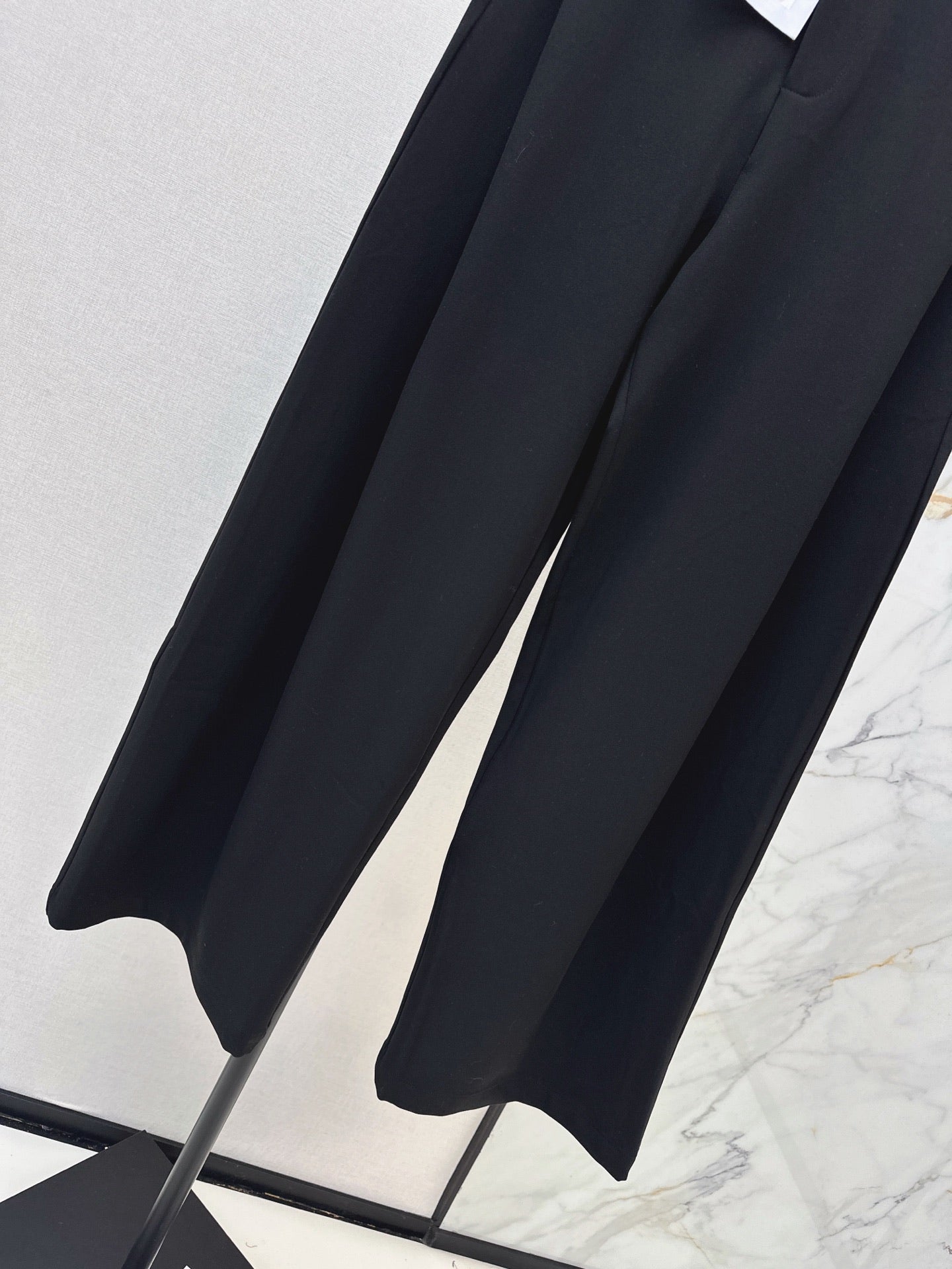 26FW Straight-Leg Wide-Leg Trousers with New Logo Hardware 🖤